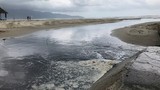 Video: Kinh hãi nước cống hôi thối chảy tràn ra biển Đà Nẵng