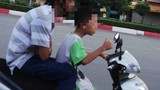 Video: Kinh hoàng bé trai lái xe máy lao thẳng nồi canh sôi sùng sục