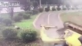 Video: Xe tải lật thảm khốc, tài xế khinh công ra ngoài thần sầu