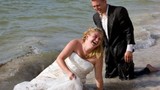 Video: Sự cố bất ngờ trong đám cưới khiến cô dâu, chú rể "đứng hình"