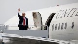 Video: Ông Trump lại bị chê "tơi tả" vì vứt ô trước cửa Không lực một