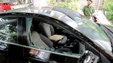 Video: Chỉ 3 giây, 2 tên cướp đập vỡ kính ô tô giật túi xách của tài xế