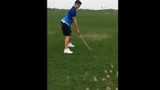 Video: Thủ môn Đặng Văn Lâm tạo dáng đánh golf hài hước