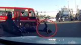 Video: Đi xe máy sang đường bị xe buýt vượt đèn đỏ húc bay
