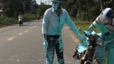 Video: "Cười ngặt nghẽo" người đàn ông tắm sơn sau ngã xe