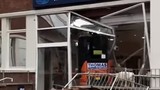 Video: Bị nợ tiền công, lái máy xúc đập tan tành khách sạn