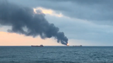 Video: Tàu Nga bốc cháy ngùn ngụt trên eo biển Kerch