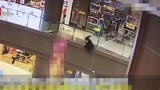 Video: Túng quẫn, người đàn ông ném bé gái từ tầng 3 xuống đất