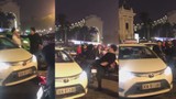 Video: Va chạm nhẹ, tài xế Mercedes liên tục đấm đá rồi đạp bay gương taxi