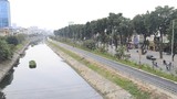 Video: Bịt mũi trên con đường đi bộ dài nhất Hà Nội