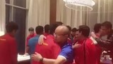 Video: Xúc động khoảnh khắc thầy Park ôm từng học trò sau chiến thắng