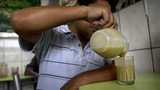 Cận cảnh chế biến món sinh tố ếch giải nhiệt tại Peru