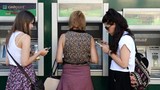 Liên tục mất tiền, ngân hàng siết chặt việc rút tiền qua ATM