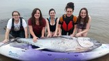 Bắt được cá ngừ vây xanh khủng, nặng 136kg