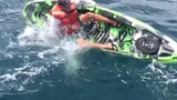Hãi hùng cá mập tấn công người đang chèo thuyền
