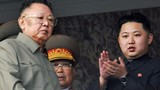 Ông Kim Jong-un học  từ cha nghệ thuật “tung hỏa mù”?