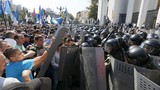 Hình ảnh bạo loạn trước trụ sở Quốc hội Ukraine