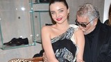 Nhà thiết kế 73 tuổi hôn đắm đuối Miranda Kerr