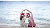 Lộ ảnh Nguyên Khang hôn người tình tin đồn trên bãi biển