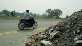 Cận cảnh rác thải đổ ngập đường Hà Nội đe dọa người đi đường