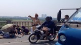 Ô tô mất lái đâm điên loạn, nhiều người bị thương ở Hà Nội