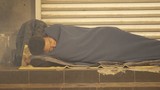 Ảnh: Người vô gia cư nằm co ro trong đêm lạnh Hà Nội