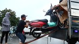 Dân hốt bạc nhờ cứu xe ngập nước trên Đại lộ Thăng Long