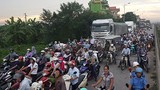 Ảnh: Người Hà Nội "chôn" chân ở Quốc lộ 1A vì tai nạn giao thông