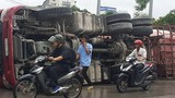 Kinh hoàng xe bồn trộn bê tông lật giữa đường Hà Nội