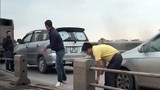 Trốn CSGT, tài xế ôtô liều lĩnh tháo dải phân cách cầu Thanh Trì