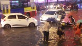Hà Nội: Giao thông hỗn loạn vì mưa lớn
