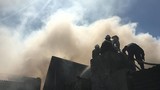 Xưởng gỗ bốc cháy ngùn ngụt lan sang nhà 2 tầng ở Hà Nội