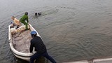 Cảnh sát bơi xuống hồ Linh Đàm lạnh lẽo giải cứu người đàn ông