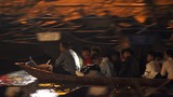 Ảnh: Dòng người soi đèn trên suối Yến, xuyên đêm trẩy hội chùa Hương 