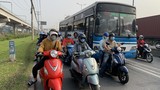 Hàng nghìn xe container ken chặt xe máy, cùng “chôn chân” trên Xa lộ Hà Nội