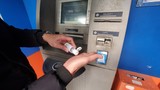 Cây ATM ở Hà Nội cáu bẩn, khách sợ Covid-19 phải mang theo nước rửa tay 