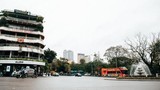 Phố phường Hà Nội vắng vẻ sau khuyến cáo “hạn chế ra đường“