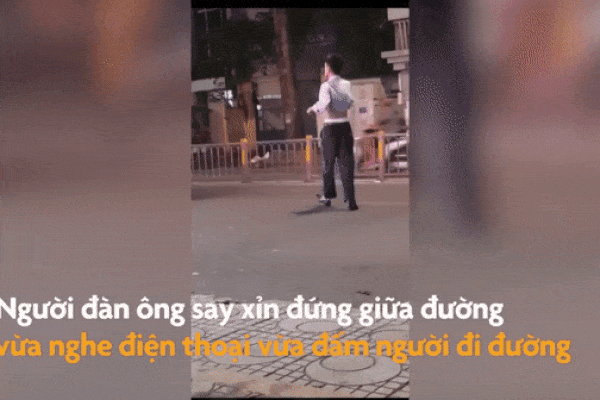 Video: Gã trai đứng giữa đường chặn xe đánh người