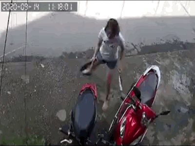 Video: Người phụ nữ cầm dao chém 2 chiếc xe