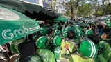 Hàng trăm tài xế “vây” trụ sở Grab ở Hà Nội