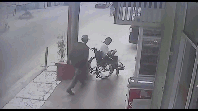 Video: Cướp táo tợn giật điện thoại trên tay người ngồi xe lăn 