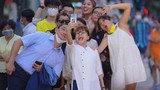 Video: Du khách hào hứng đón xuân ở đường hoa Nguyễn Huệ