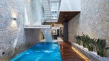 Ngôi nhà có bể bơi sát phòng khách mang resort vào không gian sống