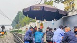 Hà Nội: Quán trà đá mạo hiểm, khách ngồi ngay trên... đường ray tàu hỏa 