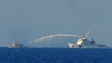 Tàu Trung Quốc tiếp tục bao vây phun nước vào tàu VN