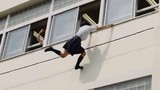 Nữ sinh Nhật Bản đi học muộn trèo tường cao vào lớp