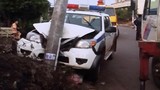 Ô tô CSGT tông cột điện trong khi truy đuổi trộm chó