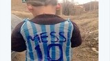 Dân mạng tìm kiếm cậu bé tự chế áo giống Messi từ rác