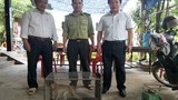 Hai con khỉ quý hiếm đi lạc vào nhà dân ở Quảng Bình