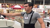 Chàng thu ngân "đẹp trai nhất thế giới" hút khách cho siêu thị 
